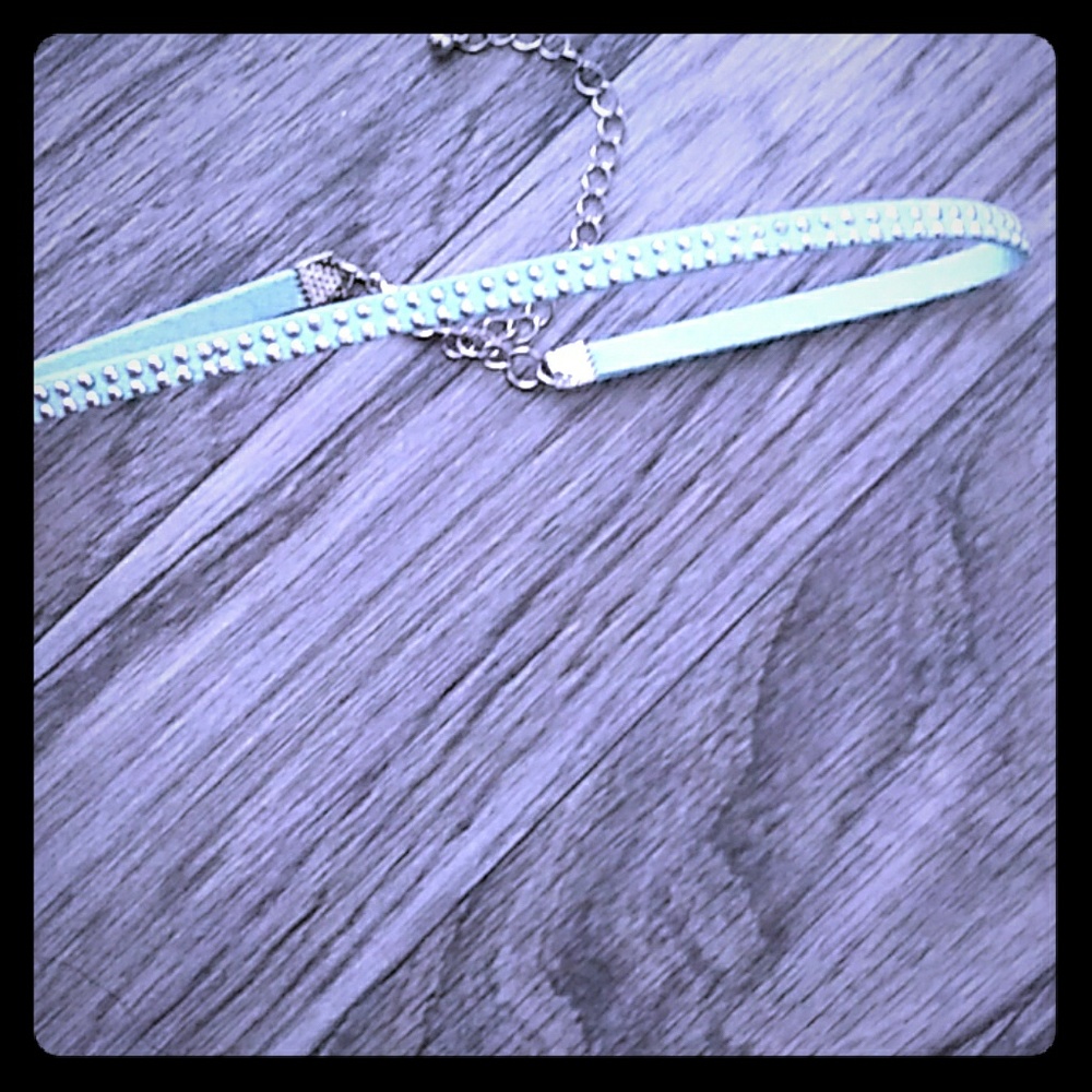Blue stones neck choker(not really $6 it only 3dol